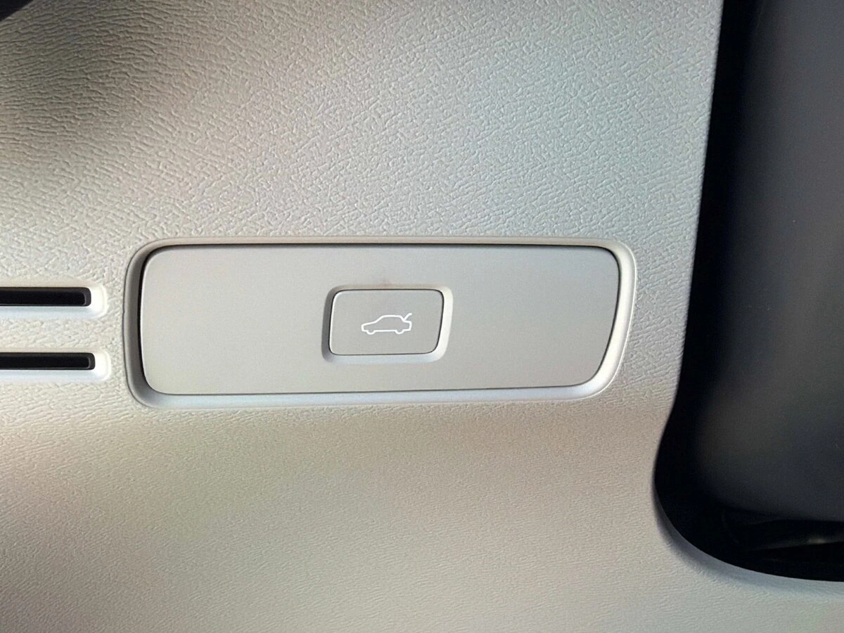 2026 Volvo - image 32