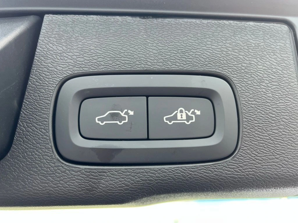 2025 Volvo - image 7