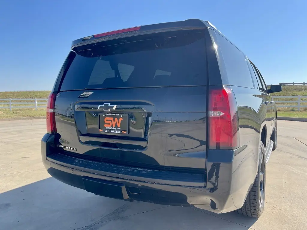 2018 Chevrolet Suburban LT photo 3