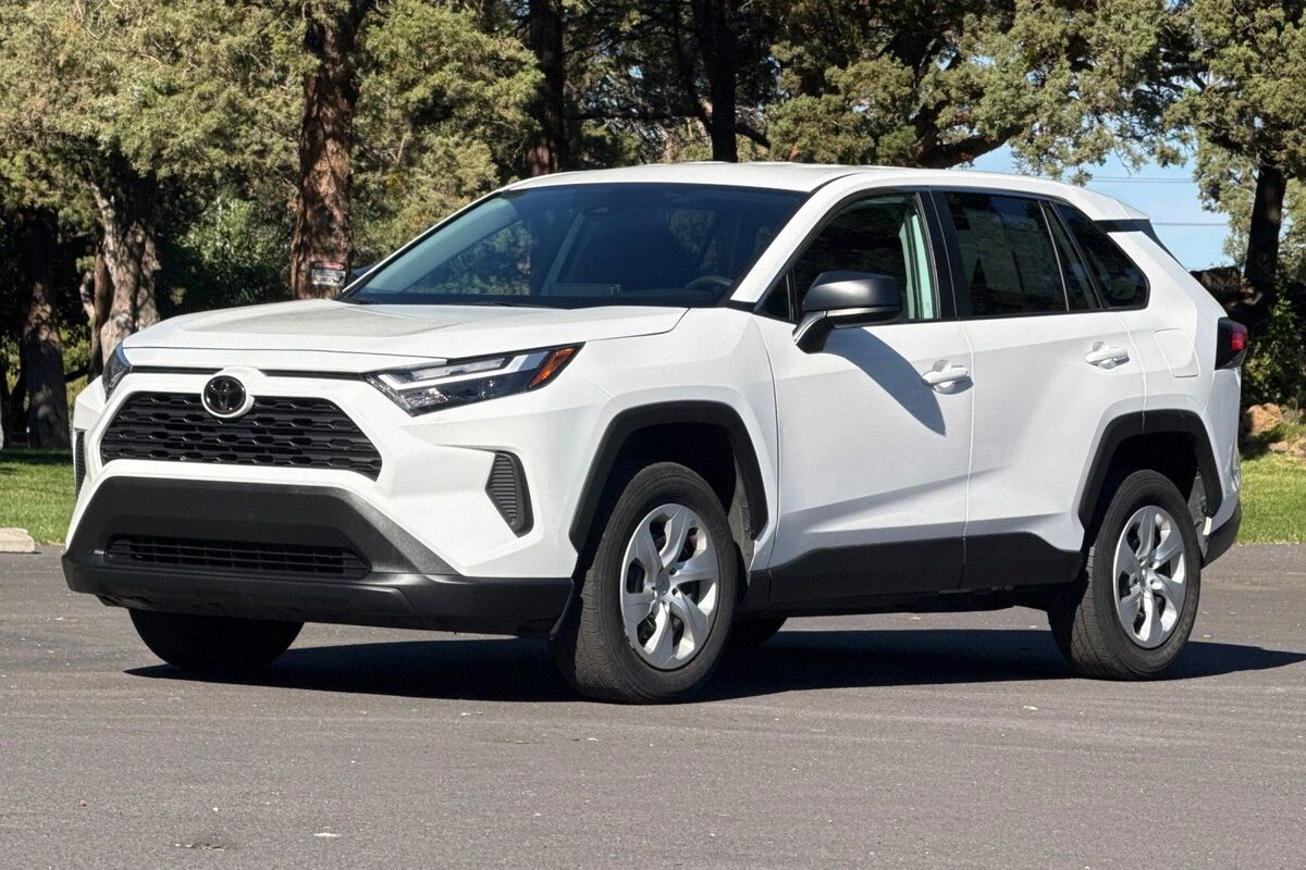 2025 Toyota RAV4 LE - Photo 8