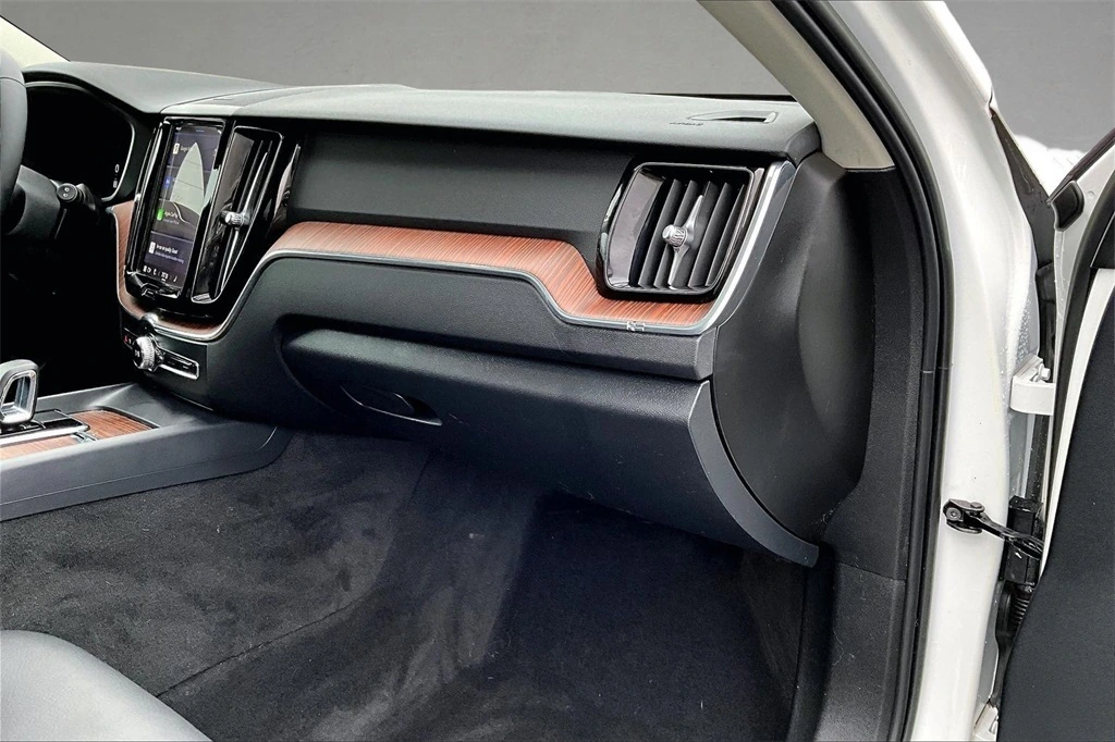 2023 Volvo - image 25