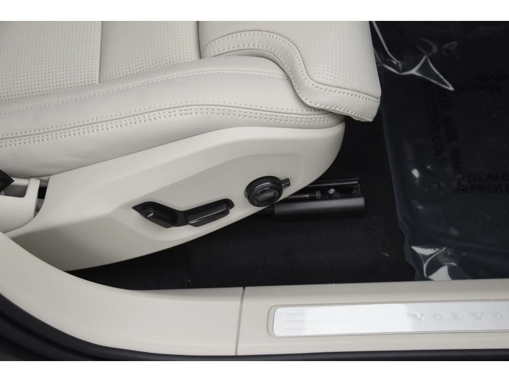 2026 Volvo - image 32