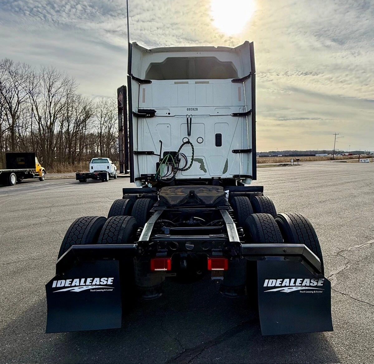 2021 International LT - image 5