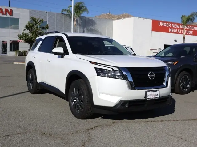 2025 Nissan Pathfinder SV's photo