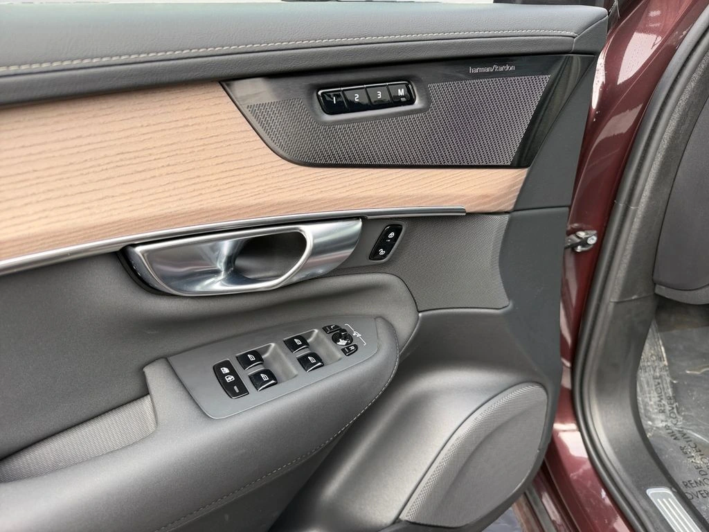 2025 Volvo - image 15