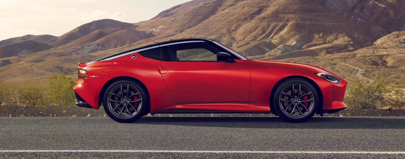 Nissan Z 2026 de color rojo estacionado en una carretera
