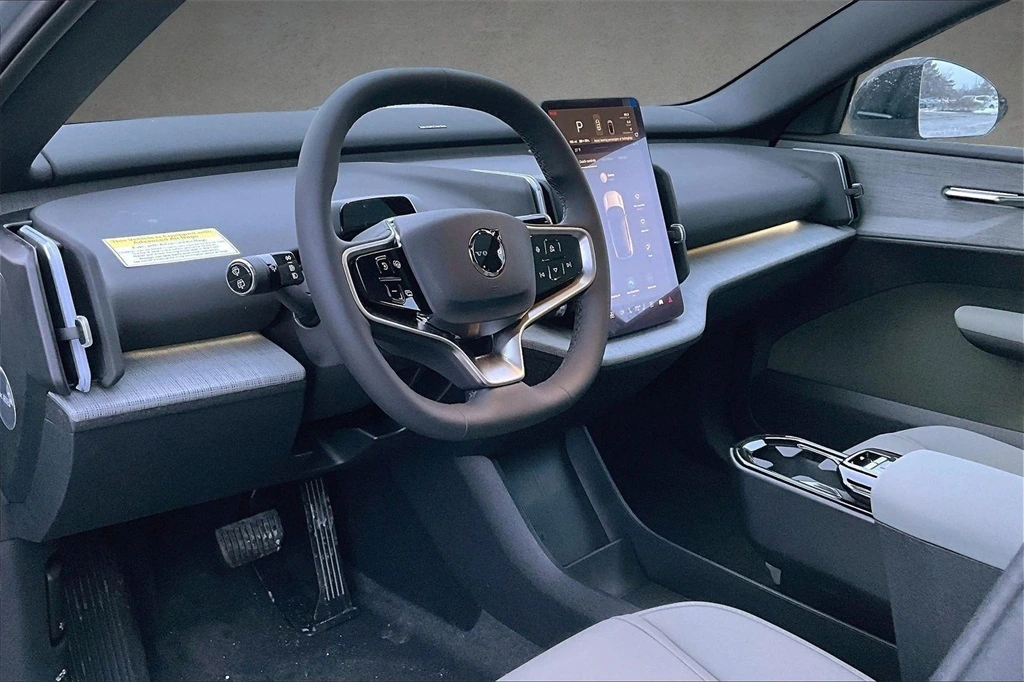 2026 Volvo - image 7