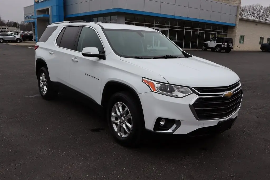 Used 2018 Chevrolet Traverse 1LT with VIN 1GNEVGKW3JJ215764 for sale in Atwater, OH