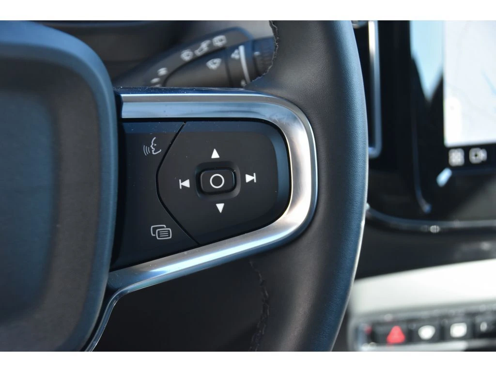 2025 Volvo - image 36