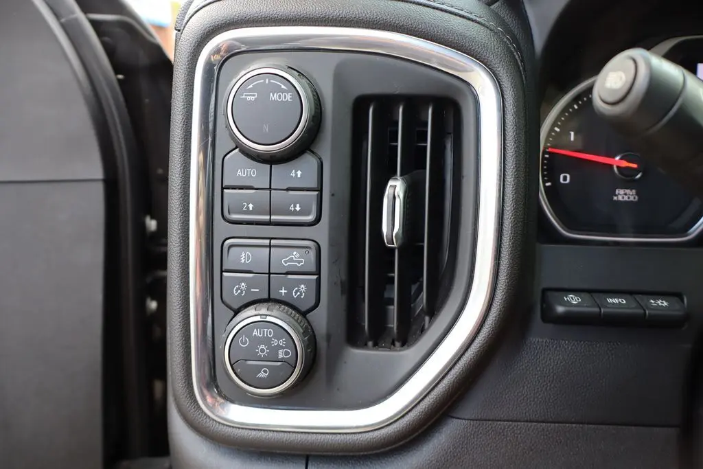 2022 Chevrolet Silverado LTZ photo 17