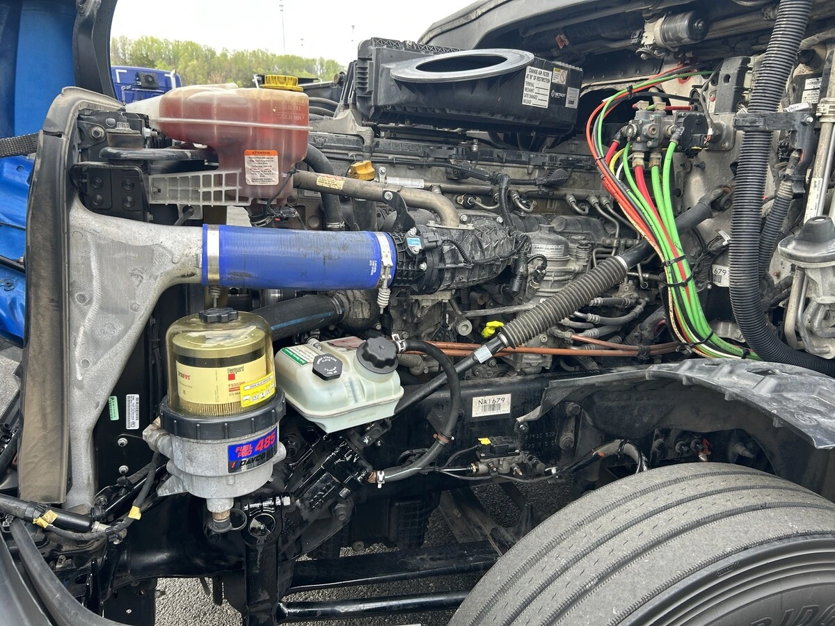 2022 Freightliner Cascadia - image 9