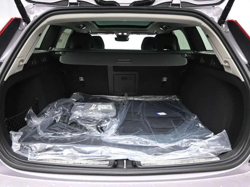 2026 Volvo - image 25