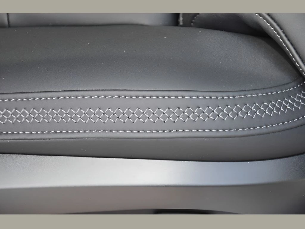 2025 Volvo - image 32