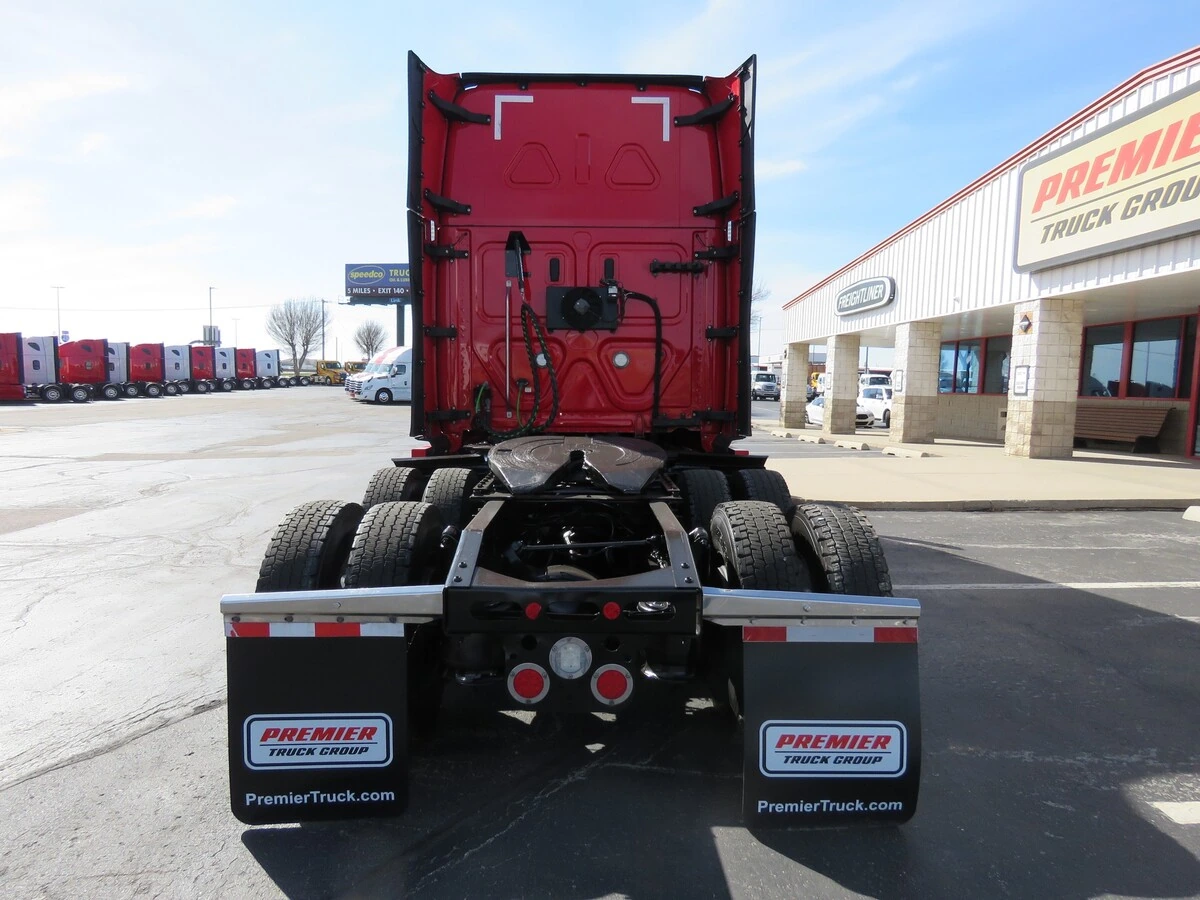 2022 Freightliner Cascadia - image 5