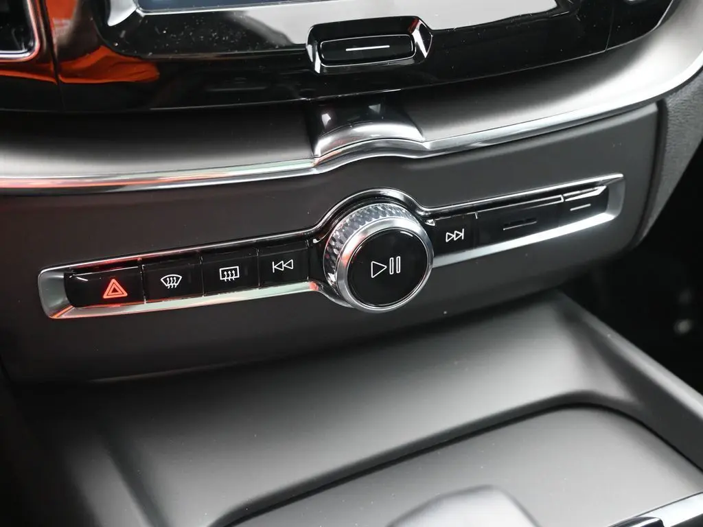 2025 Volvo - image 16