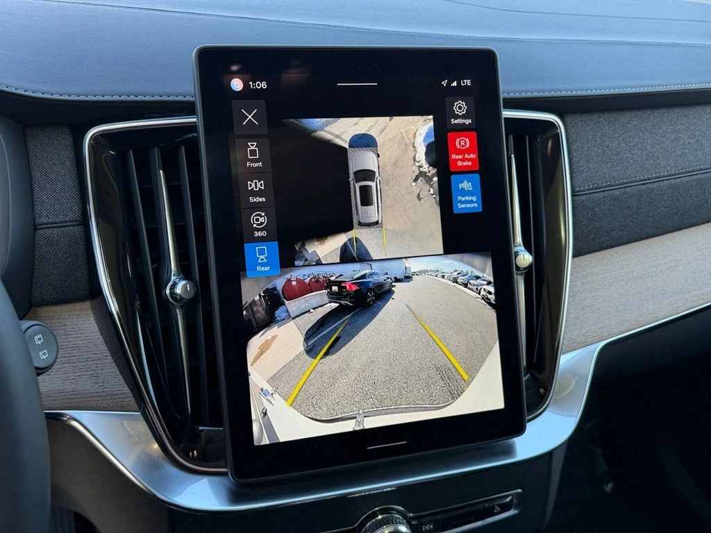 2025 Volvo - image 22