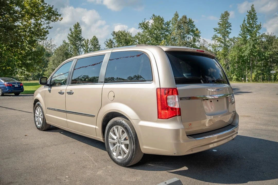 2015 Chrysler Town & Country Limited Platinum - Photo 9
