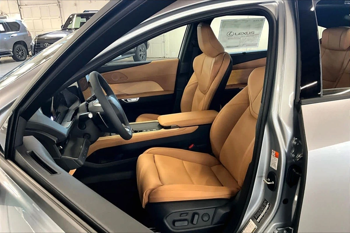 New Lexus ES 500e interior