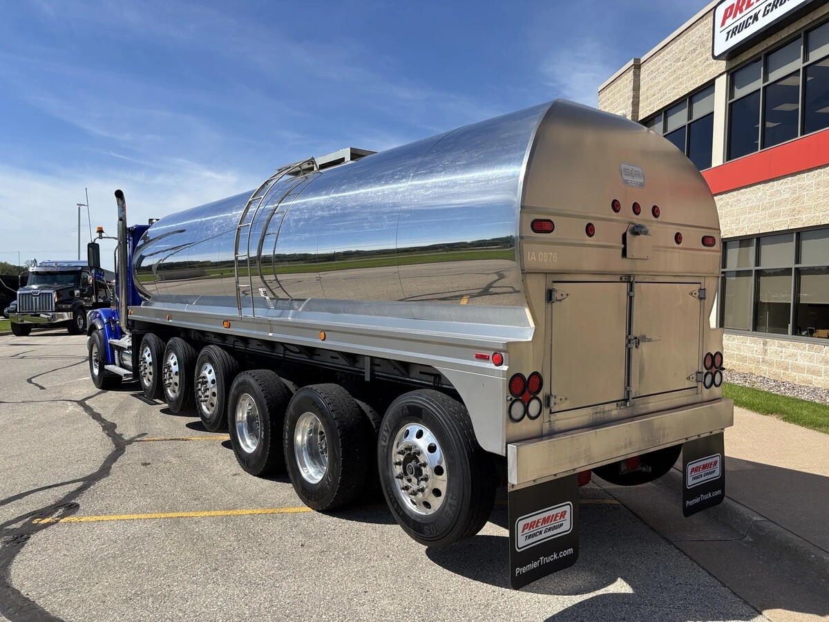2023 Freightliner 122SD — photo 7