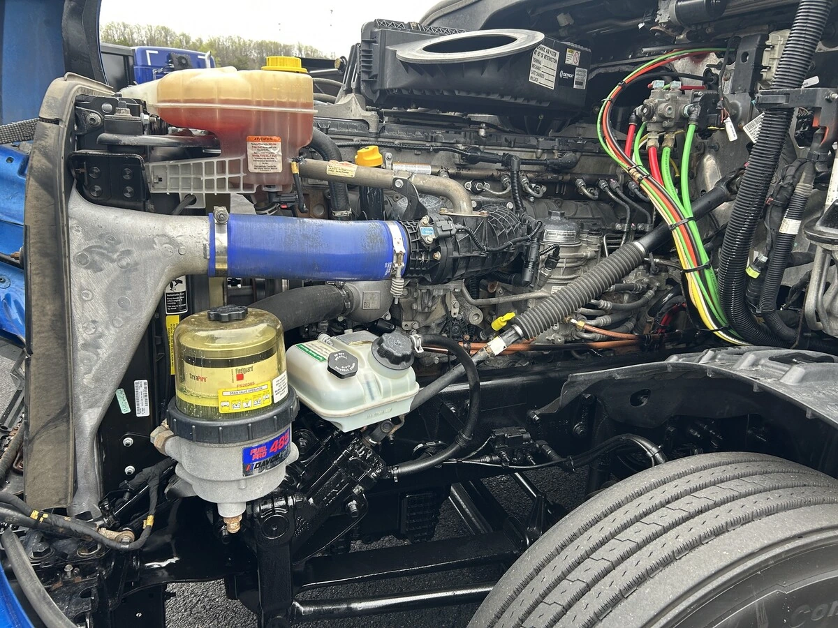 2022 Freightliner Cascadia - image 9