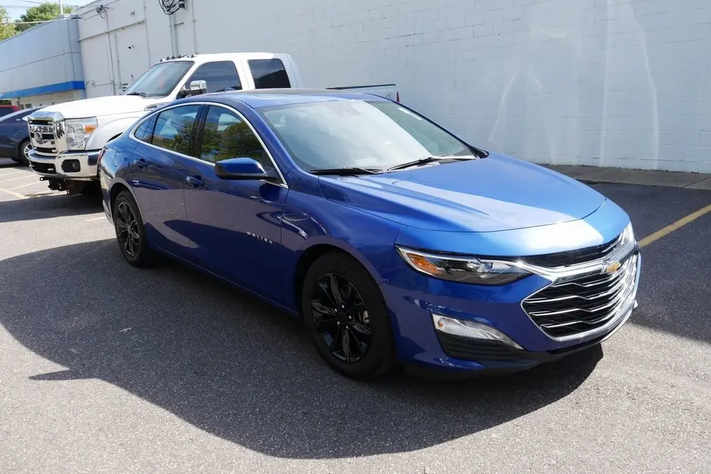 2023 Chevrolet Malibu 1LT photo 2