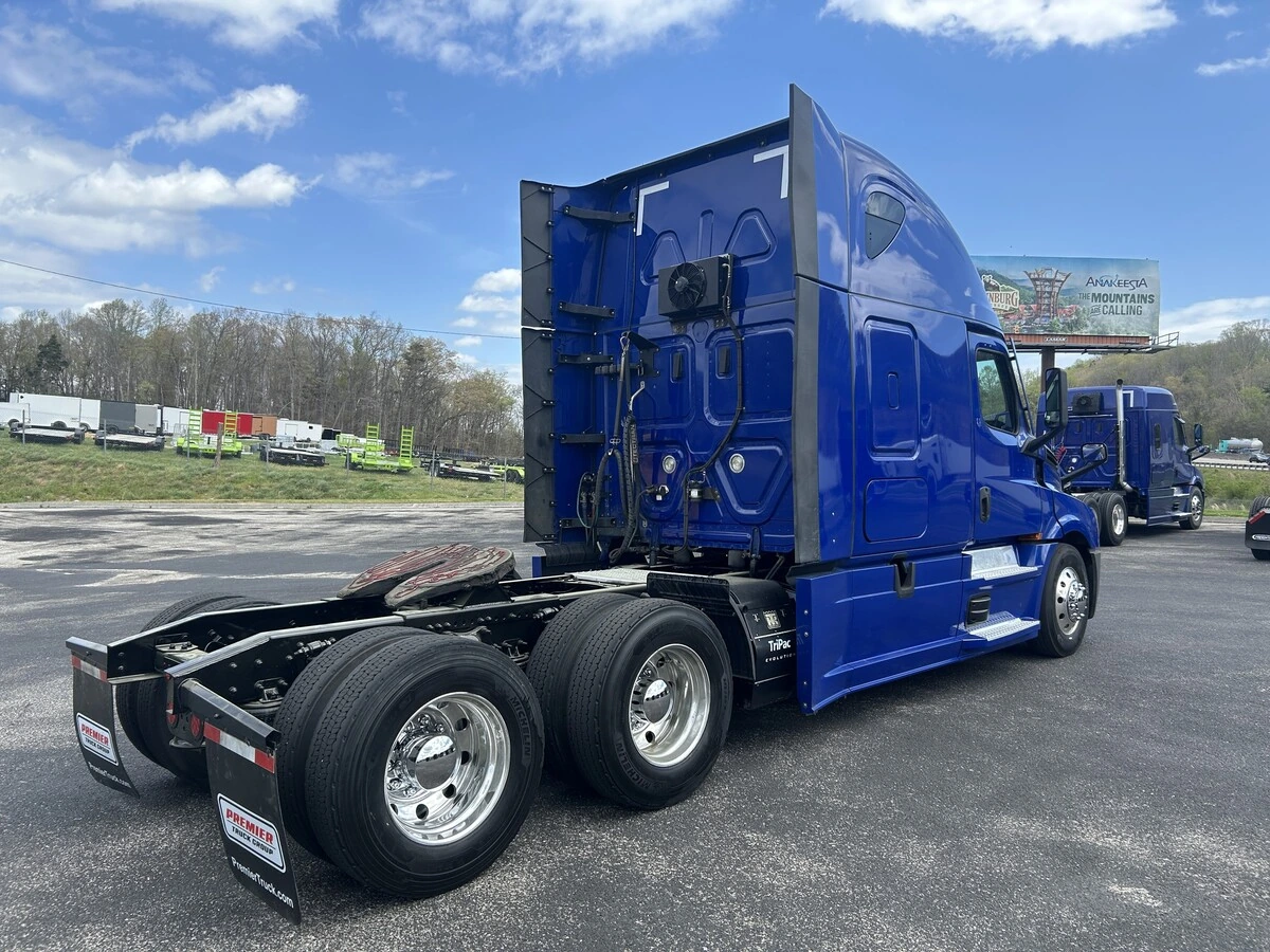 2022 Freightliner Cascadia - image 5