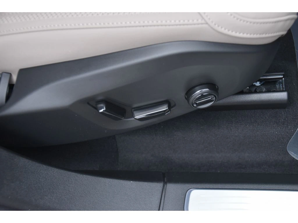 2026 Volvo - image 32