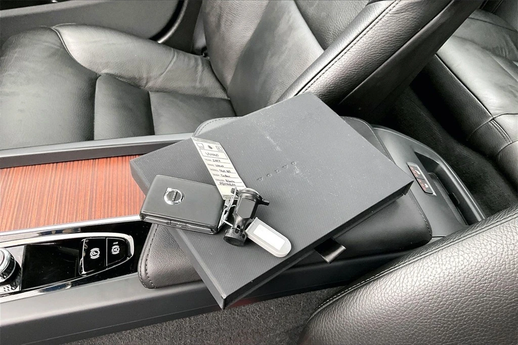 2023 Volvo - image 35
