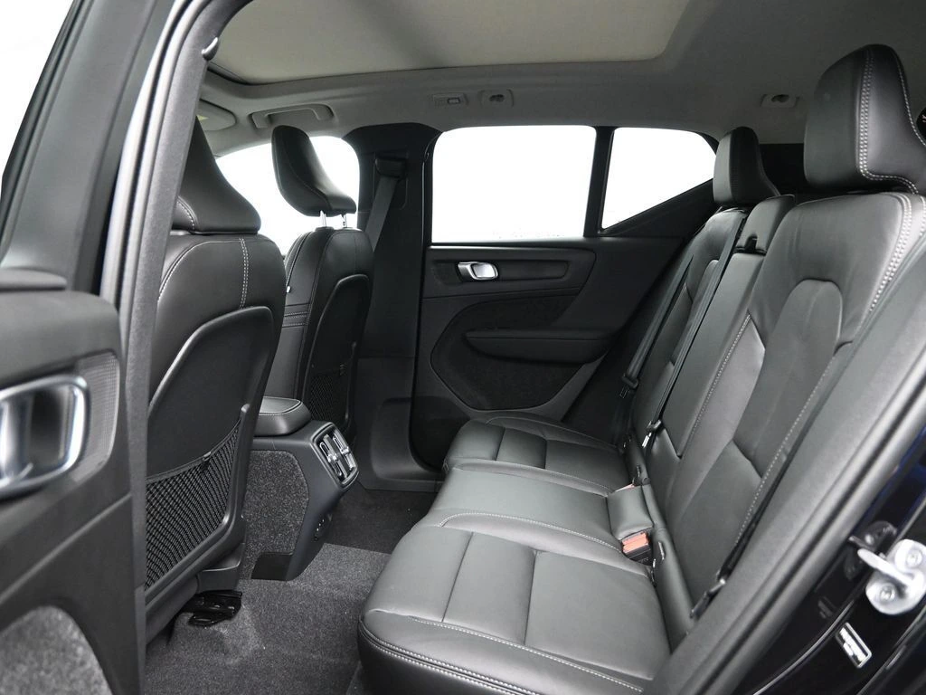 2025 Volvo - image 24