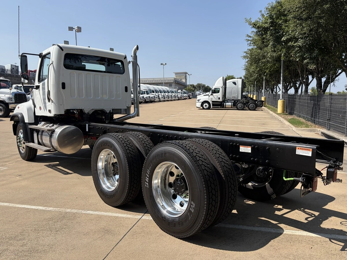 2027 Freightliner 114SD — photo 3