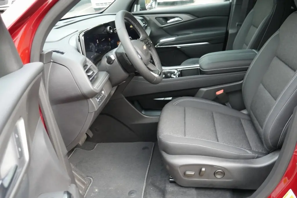 2026 Chevrolet Traverse 2LT photo 8