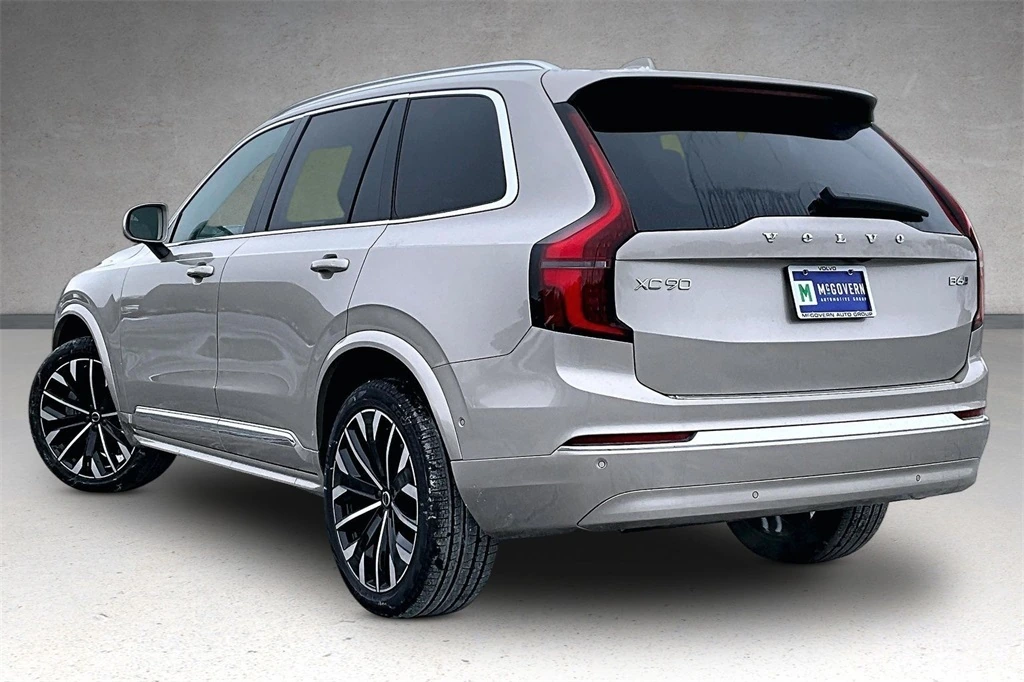 2026 Volvo - image 3