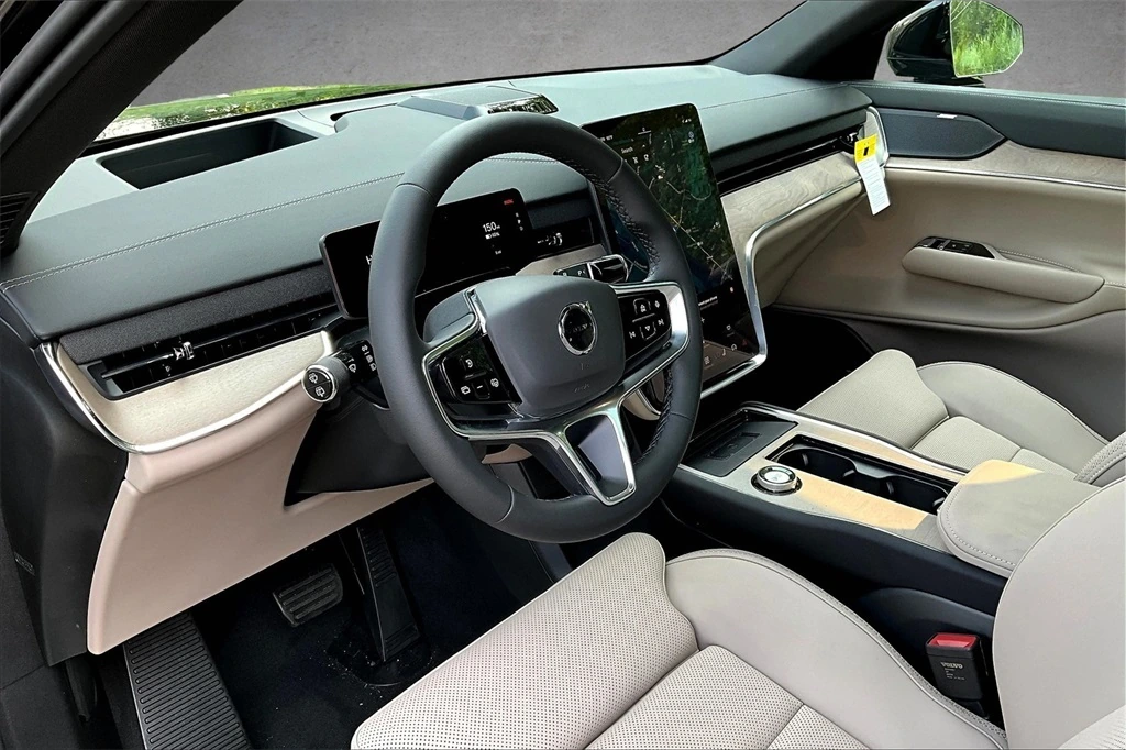 2025 Volvo - image 7