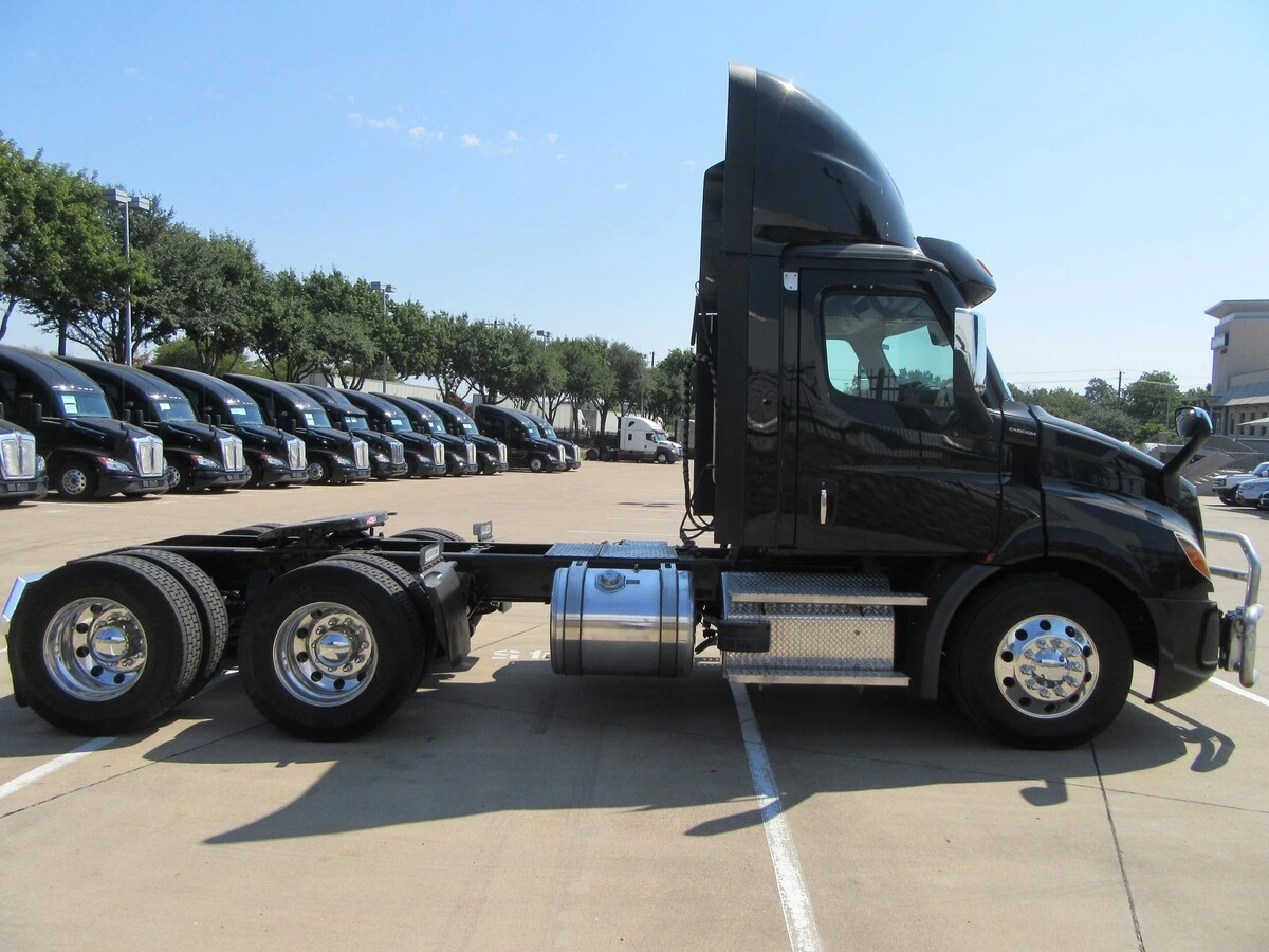 2023 Freightliner Cascadia — photo 5