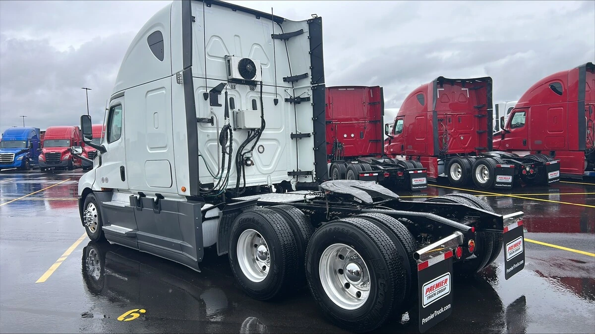 2022 Freightliner Cascadia - image 4