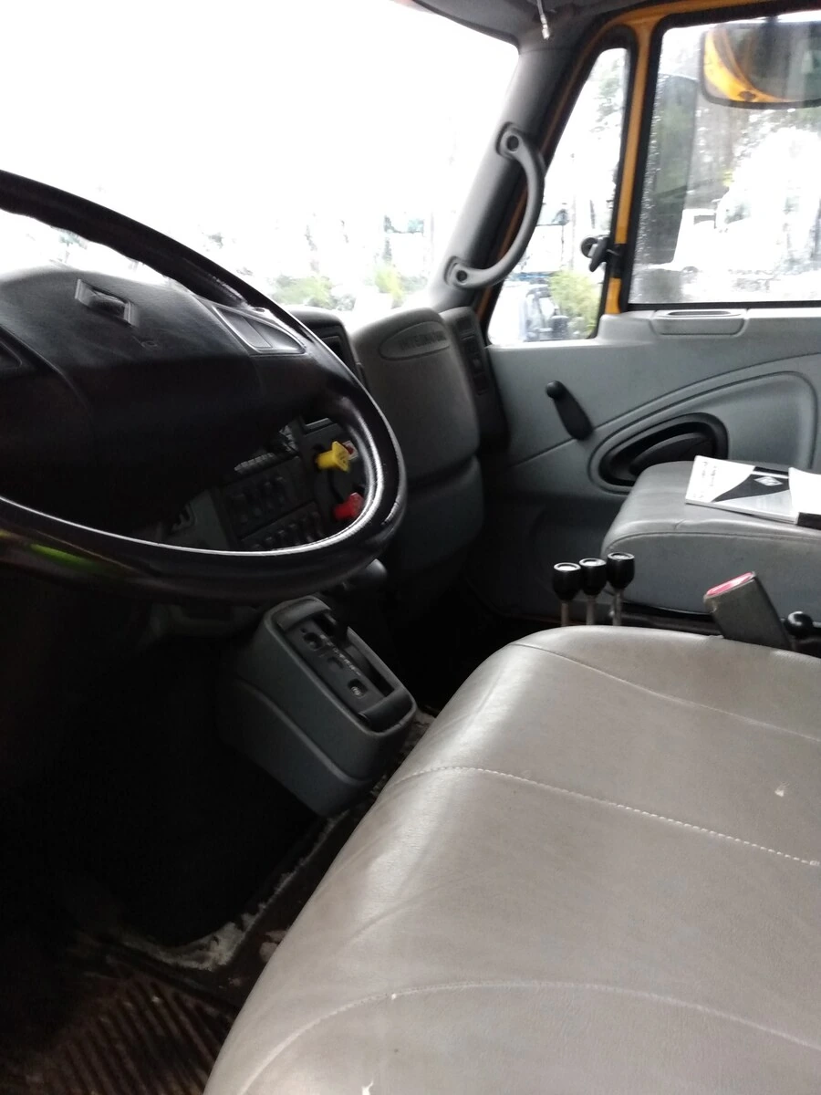 2005 International - image 5