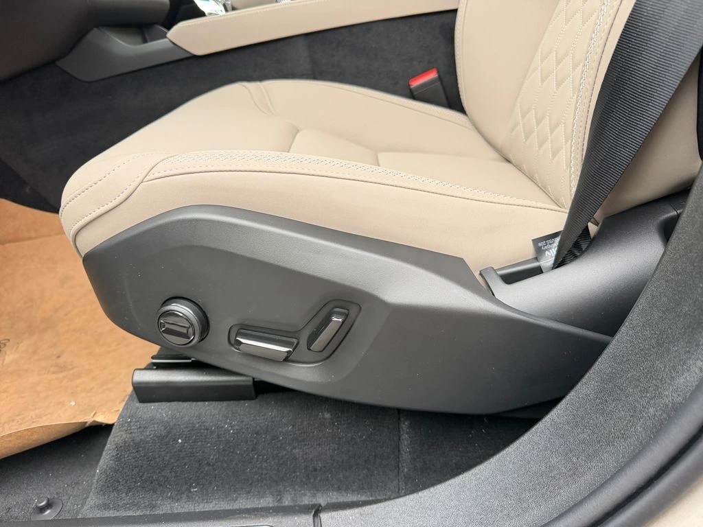 2026 Volvo - image 15