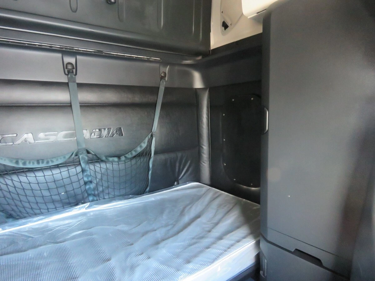 2023 Freightliner Cascadia - image 16