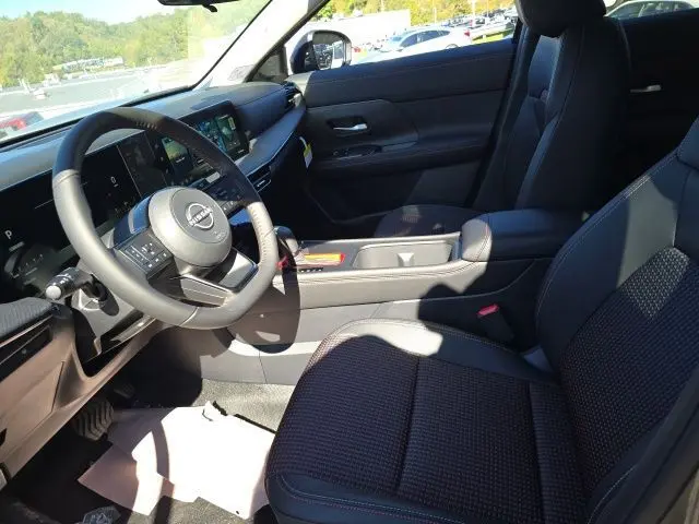 2026 Nissan Kicks SR photo 4
