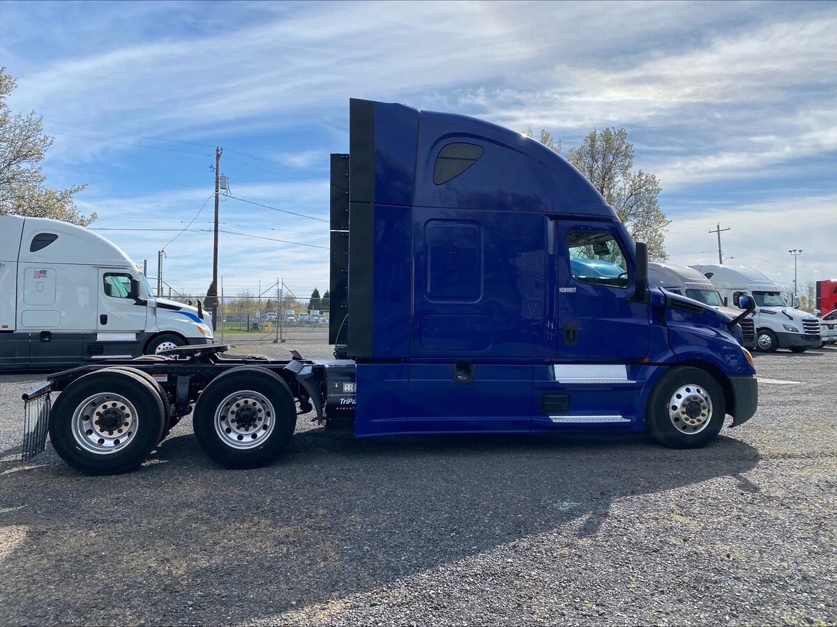 2022 Freightliner Cascadia - image 6