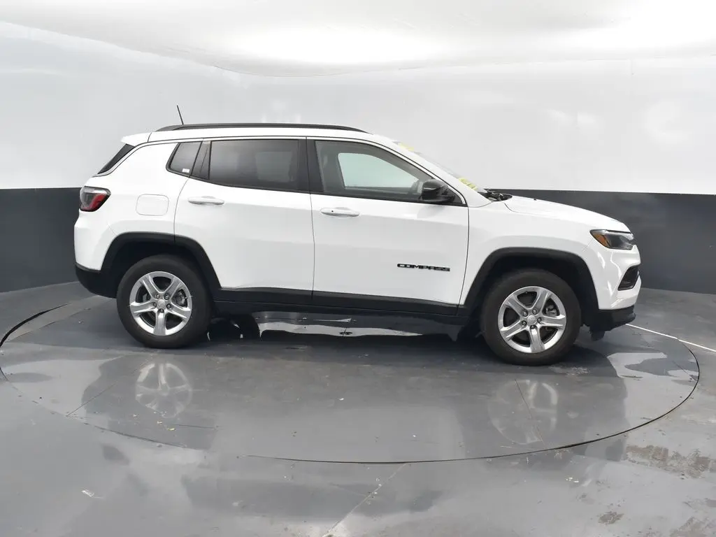 2023 Jeep Compass Latitude photo 2