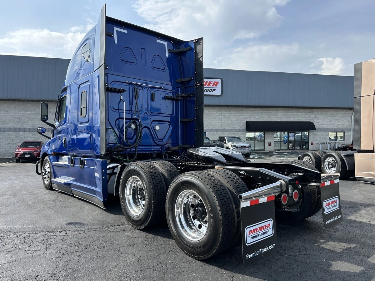 2023 Freightliner Cascadia - image 3