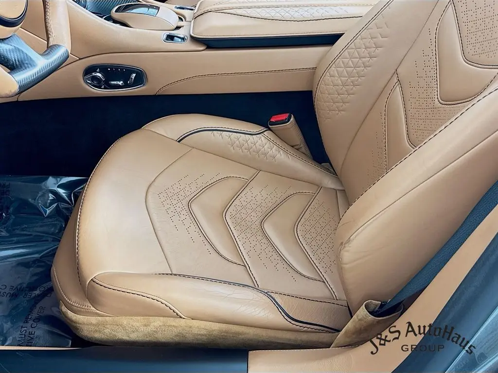 2021 Aston Martin DBS photo 21