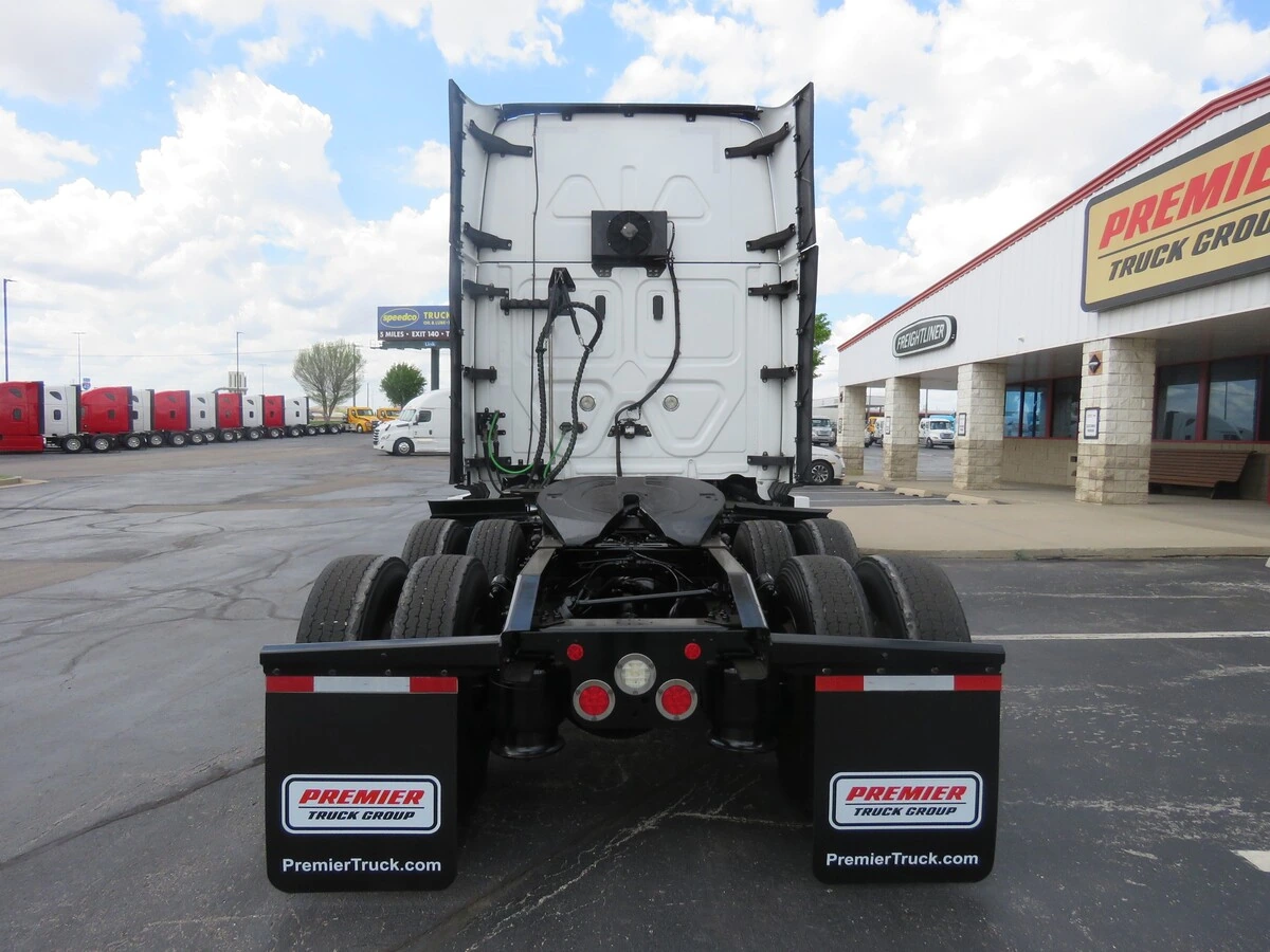 2022 Freightliner Cascadia - image 5