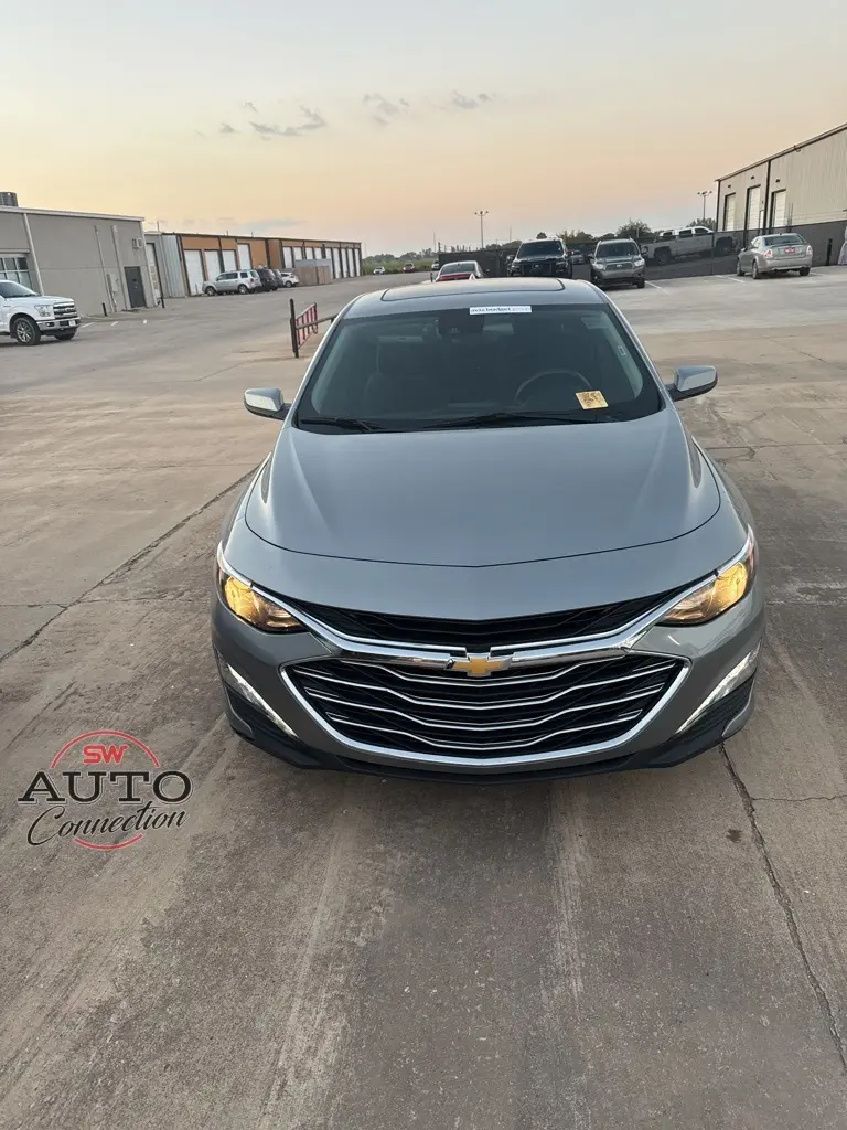 2024 Chevrolet Malibu 1LT photo 2