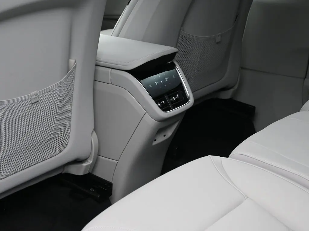 2025 Volvo - image 25