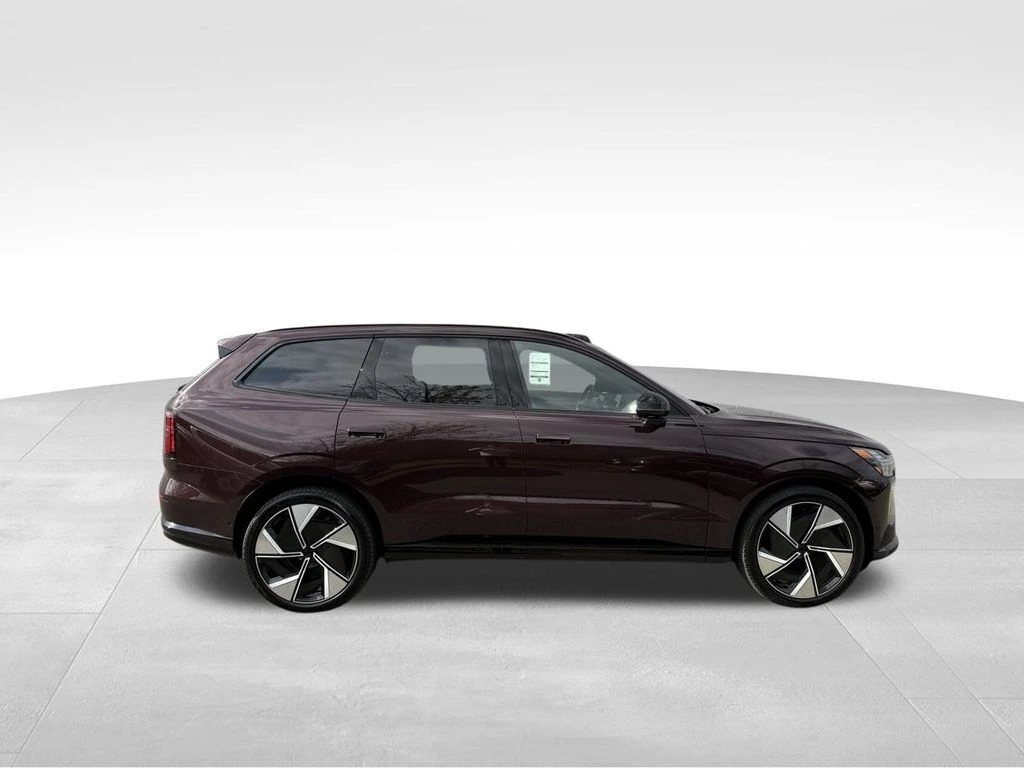 2025 Volvo - image 7