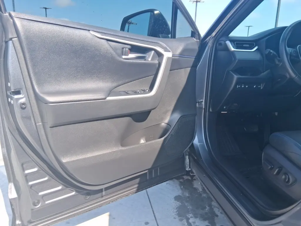 2021 Toyota RAV4 Hybrid XSE photo 14