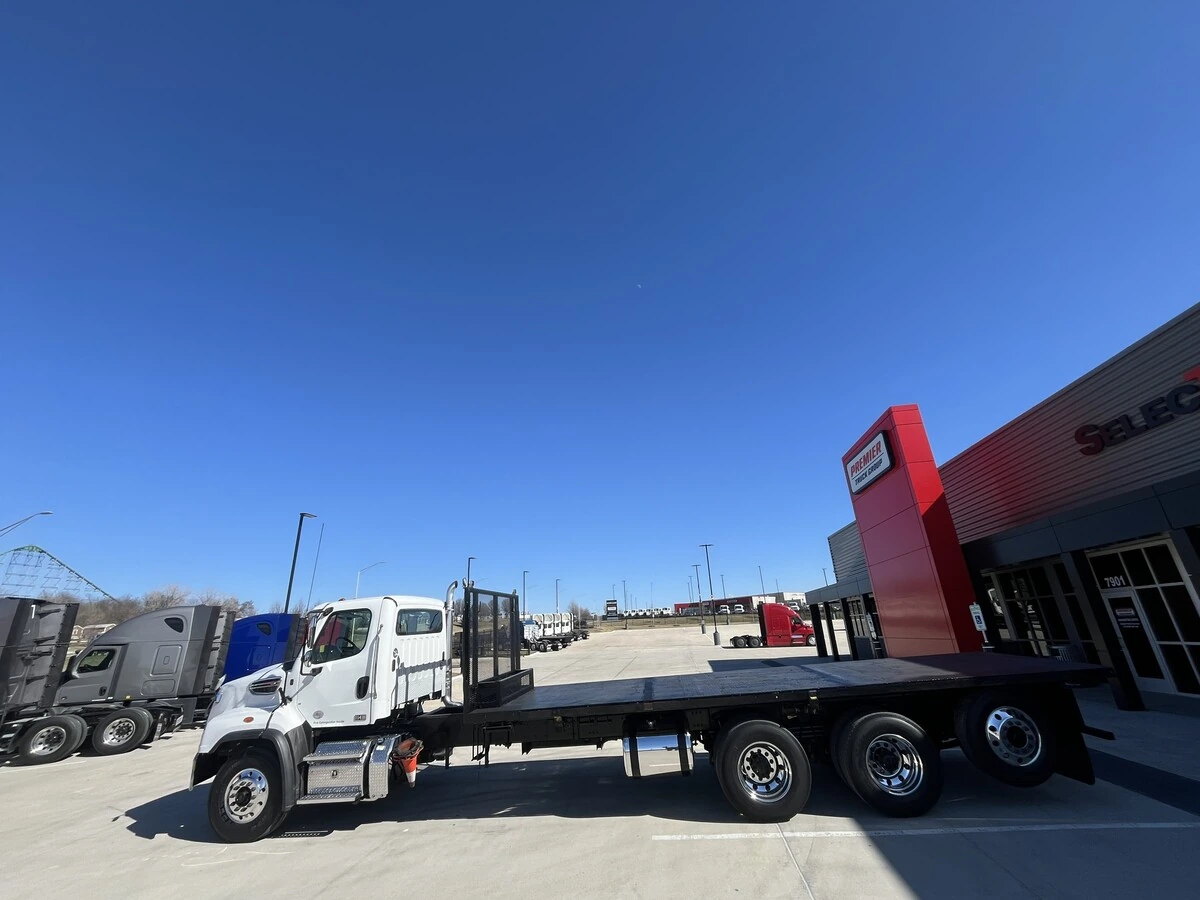 2018 Freightliner 114SD - image 2