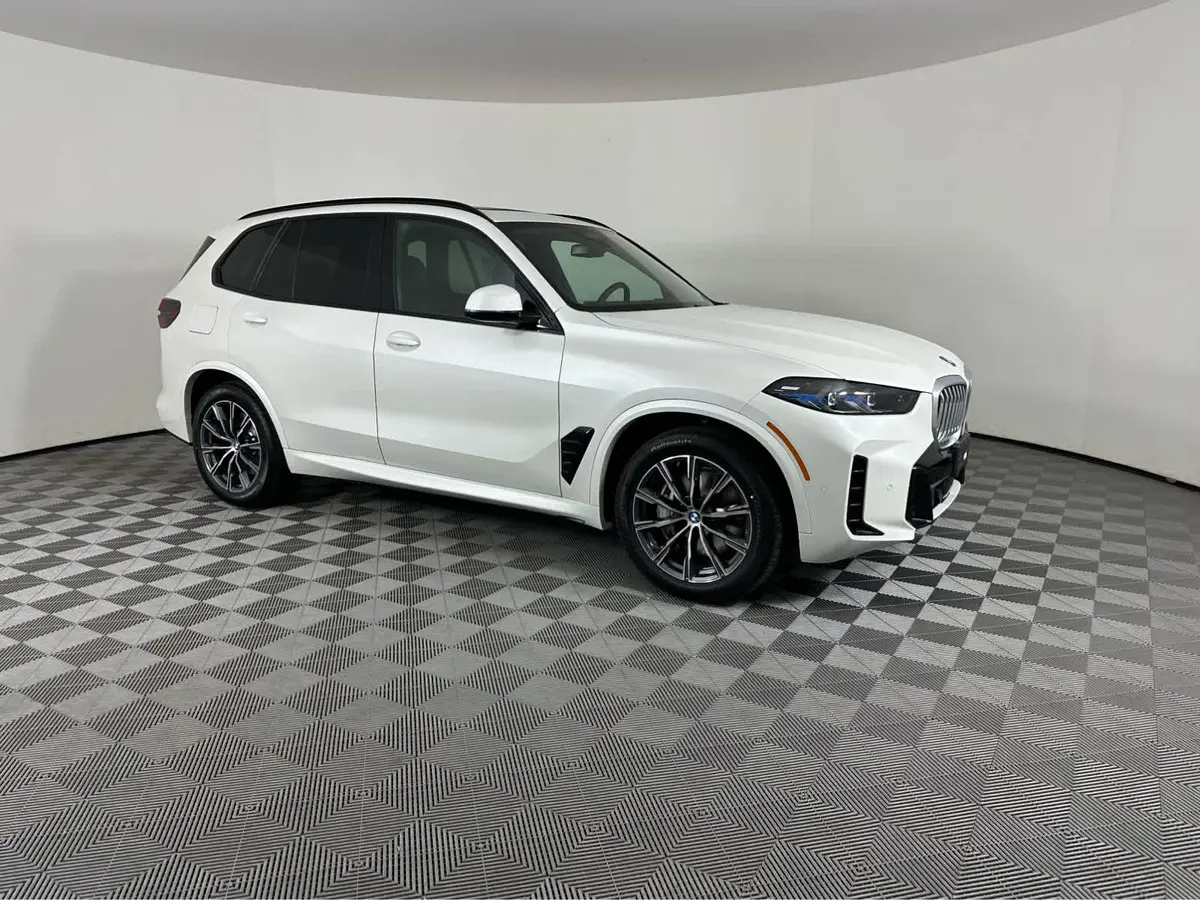 2026 BMW X5 50e's photo